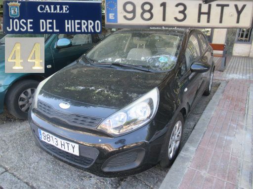Vehículos abandonados, verlassene Fahrzeuge, Madrid, Spanien, Kia Rio, Kennzeichen 9813 HTY, Erstzulassung Dezember 2013, Calle de Jose del Hierro 44, 28027 Madrid im Mai 2025