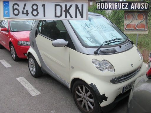 Vehículos abandonados, verlassene Fahrzeuge, Madrid, Spanien, Smart fortwo, Kennzeichen 6481 DKN, Erstzulassung Januar 2005, Calle Rodriguez Ayuso 22, 28022 Madrid im Mai 2026