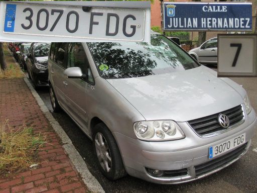Vehículos abandonados, verlassene Fahrzeuge, Madrid, Spanien, Volkswagen Touran, Kennzeichen 3070 FDG, Erstzulassung Juli 2006, Calle Julian Hernandez 7, 28043 Madrid im Mai 2026