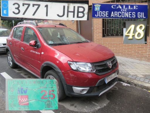 Vehículos abandonados, verlassene Fahrzeuge, Madrid, Spanien, Dacia Sandero, Kennzeichen 3771 JHB, Erstzulassung Juli 2015, Calle Jose Arcones Gil 48, 28017 Madrid im Mai 2026