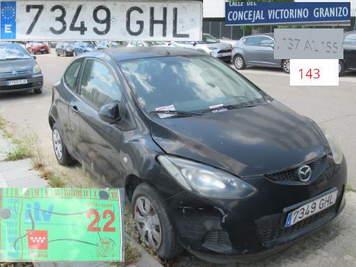 Vehículos abandonados, verlassene Fahrzeuge, Madrid, Spanien, Mazda 2, Kennzeichen 7349 GHL, Erstzulassung September 2008, Calle Concejal Victorino Granizo 143, 28052 Madrid im Mai 2026