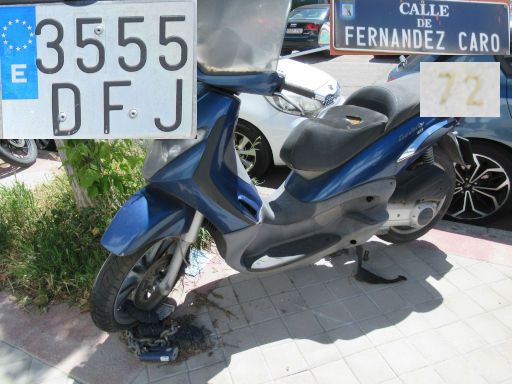 Vehículos abandonados, verlassene Fahrzeuge, Madrid, Spanien, Piaggio Beverly 125 Motorroller, Kennzeichen 3555 DFJ, Erstzulassung Januar 2005, Calle Fernandez Caro 72, 28027 Madrid im Mai 2026