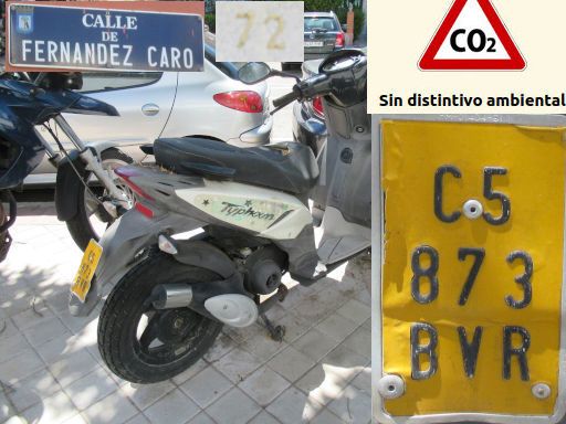 Vehículos abandonados, verlassene Fahrzeuge, Madrid, Spanien, Piaggio Typhoon Mofa, Kennzeichen C 5873 BVR, Erstzulassung April 2002, Calle Fernandez Caro 72, 28027 Madrid im Mai 2026