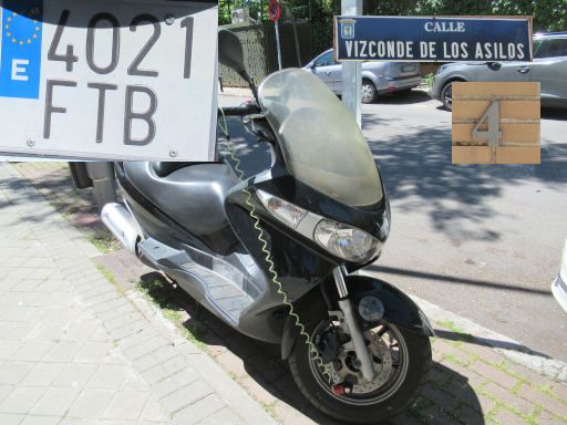 Vehículos abandonados, verlassene Fahrzeuge, Madrid, Spanien, Motorroller Suzuki Burgman 125, Kennzeichen 4021 FTB, Erstzulassung Juli 2007, Calle Vizconde de los Asilos 4, 28027 Madrid im Mai 2026
