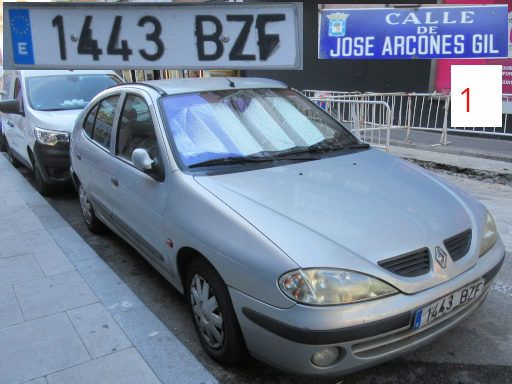 Vehículos abandonados, verlassene Fahrzeuge, Madrid, Spanien, Renault Megane, Kennzeichen 1443 BZF, Erstzulassung August 2002, Calle Jose Arcones Gil 1, 28017 Madrid im Mai 2026