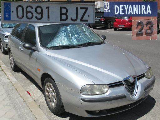 Vehículos abandonados, verlassene Fahrzeuge, Madrid, Spanien, Alfa Romeo 156 1.8 Twin Spark, Kennzeichen 0691 BJZ, Erstzulassung Mai 2001, Calle Deyanira 23, 28022 Madrid im Mai 2026