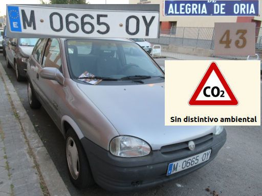 Vehículos abandonados, verlassene Fahrzeuge, Madrid, Spanien, Opel Corsa 1.4 Si, Kennzeichen M 0665 OY, Erstzulassung November 1993, Calle Alegria de Oria 43, 28027 Madrid im Mai 2026