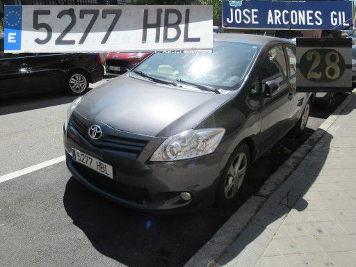 Vehículos abandonados, verlassene Fahrzeuge, Madrid, Spanien, Toyota Auris, Kennzeichen 25277 HBL, Erstzulassung Januar 2011, Calle Jose Arcones Gil 28, 28017 Madrid im Mai 2026