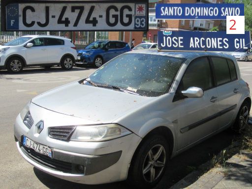 Vehículos abandonados, verlassene Fahrzeuge, Madrid, Spanien, Renault Megane, Kennzeichen Frankreich CJ 474 GG, Erstzulassung unbekannt, Calle Santo Domingo Savio 2, Calle Jose Arcones Gil, 28017 Madrid im Mai 2026