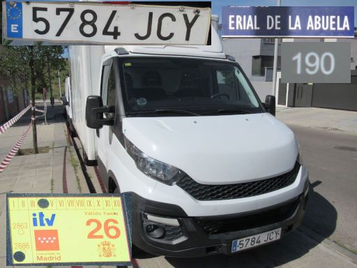 Vehículos abandonados, verlassene Fahrzeuge, Madrid, Spanien, Iveco Lieferwagen, Kennzeichen 5784 JCY, Erstzulassung März 2015, Calle Erial de la Abuela 190, 28052 Madrid im Mai 2026
