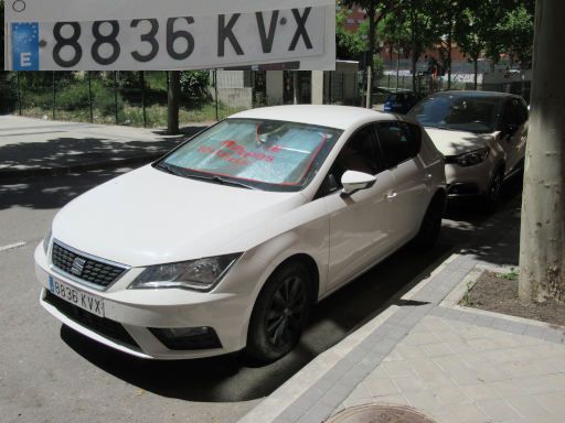 Vehículos abandonados, verlassene Fahrzeuge, Madrid, Spanien, Seat Leon, Kennzeichen 8836 KVX, Erstzulassung März 2019, Calle Silvina, 28041 Madrid im Mai 2026