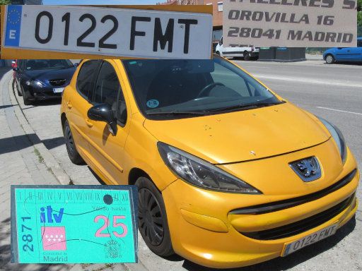 Vehículos abandonados, verlassene Fahrzeuge, Madrid, Spanien, Peugeot 207, Kennzeichen 0122 FMT, Erstzulassung März 2007, Avenida de Orovilla 16, 28041 Madrid im Mai 2026