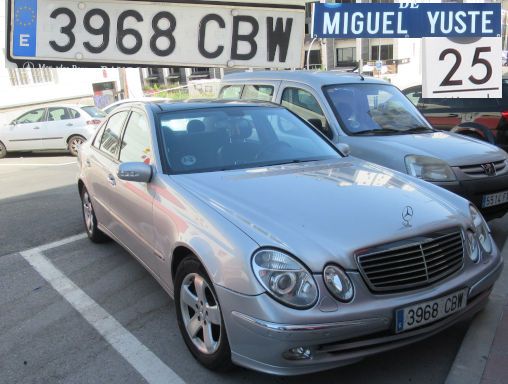 Vehículos abandonados, verlassene Fahrzeuge, Madrid, Spanien, Mercedes-Benz E 320, Kennzeichen 3968 CBW, Erstzulassung November 2002, Calle Miguel Yuste 25, 28037 Madrid im Mai 2026