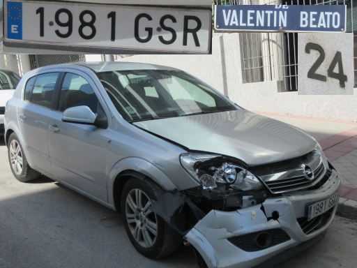 Vehículos abandonados, verlassene Fahrzeuge, Madrid, Spanien, Opel Astra ecoFLEX, Kennzeichen 1981 GSR, Erstzulassung Dezember 2009, Calle Valentin Beato 24, 28037 Madrid im Mai 2026