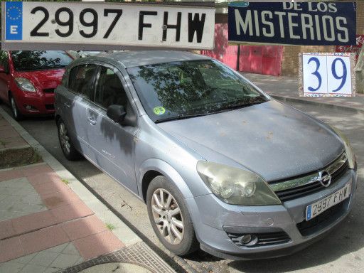 Vehículos abandonados, verlassene Fahrzeuge, Madrid, Spanien, Opel Astra 1.9 CDTI, Kennzeichen 2997 FHW, Erstzulassung November 2006, Calle Misterios 39, 28027 Madrid im Mai 2026