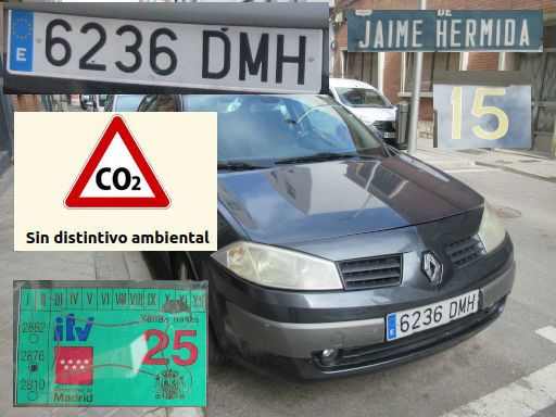 Vehículos abandonados, verlassene Fahrzeuge, Madrid, Spanien, Renault Megane, Kennzeichen 6236 DMH, Erstzulassung Januar 2005, Calle Jaime Hermida 15, 28037 Madrid im Mai 2026