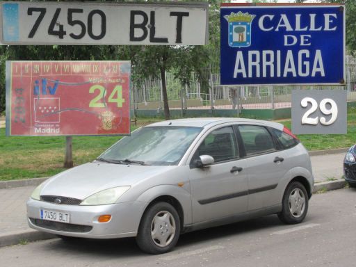 Vehículos abandonados, verlassene Fahrzeuge, Madrid, Spanien, Ford Focus, Kennzeichen 7450 BLT, Erstzulassung August 2001, Calle Arriaga 29, 28017 Madrid im Mai 2026