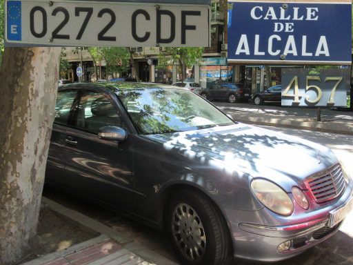 Vehículos abandonados, verlassene Fahrzeuge, Madrid, Spanien, Mercedes-Benz E320, Kennzeichen 0272 CDF, Erstzulassung Januar 2003, Calle Alcala 457, 28027 Madrid im Mai 2026