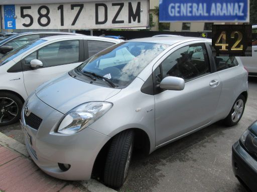 Vehículos abandonados, verlassene Fahrzeuge, Madrid, Spanien, Toyota Yaris, Kennzeichen 5817 DZM, Erstzulassung Mai 2006, Calle General Aranaz 42, 28027 Madrid im Mai 2026
