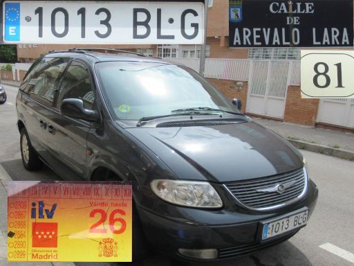 Vehículos abandonados, verlassene Fahrzeuge, Madrid, Spanien, Chrysler Voyager LX, Kennzeichen 1013 BLG, Erstzulassung Juli 2001, Calle Arevalo Lara 81, 28027 Madrid im Mai 2026