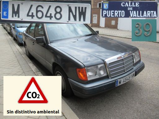 Vehículos abandonados, verlassene Fahrzeuge, Madrid, Spanien, Mercedes-Benz 300 D, Kennzeichen M 4648 NW, Erstzulassung Oktober 1992, Calle Puerto Vallarta 39, 28027 Madrid im Mai 2026