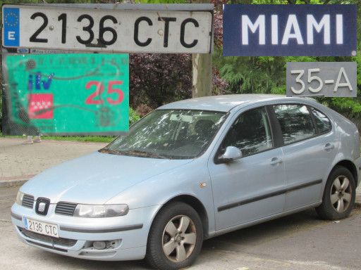 Vehículos abandonados, verlassene Fahrzeuge, Madrid, Spanien, Seat Leon, Kennzeichen 2136 CTC, Erstzulassung März 2004, Calle Miami 35 A, 28027 Madrid im Mai 2026