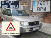 Vehículos abandonados, verlassene Fahrzeuge, Madrid, Spanien,  Toyota Land Cruiser, Kennzeichen 7401 BPM, Erstzulassung November 2001, Calle Siro Muela 100, 28027 Madrid im November 2025