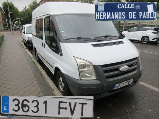 Veh&iacute;culos abandonados, verlassene Fahrzeuge, Madrid, Spanien, Ford Transit 110 T260, Kennzeichen 3631 FVT, Erstzulassung September 2007, Calle Hermanos de Pablo 48, 28027 Madrid im November 2025