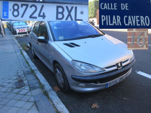 Veh&iacute;culos abandonados, verlassene Fahrzeuge, Madrid, Spanien, Peugeot 206, Kennzeichen 8724 BXL, Erstzulassung Juni 2002, Calle Pilar Cavero 16, 28027 Madrid im November 2025