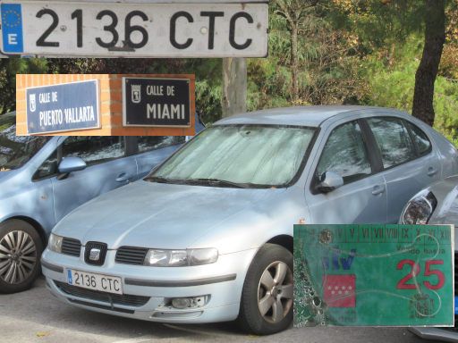 Veh&iacute;culos abandonados, verlassene Fahrzeuge, Madrid, Spanien, Seat Leon, Kennzeichen 2136 CTC, Erstzulassung M&auml;rz 2004, Calle Miami / Puerto Vallarta, 28027 Madrid im November 2025