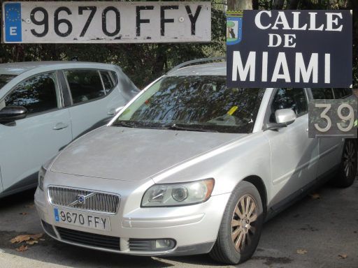 Veh&iacute;culos abandonados, verlassene Fahrzeuge, Madrid, Spanien, Volvo V50 2.0 D, Kennzeichen 9670 FFY, Erstzulassung September 2009, Calle Miami 39, 28027 Madrid im November 2025