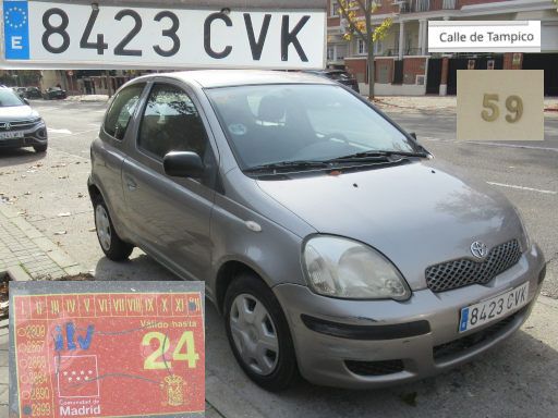 Veh&iacute;culos abandonados, verlassene Fahrzeuge, Madrid, Spanien, Toyota Yaris VVTi, Kennzeichen 8423 CVK, Erstzulassung April 2004, Calle Tampico 59, 28027 Madrid im November 2025