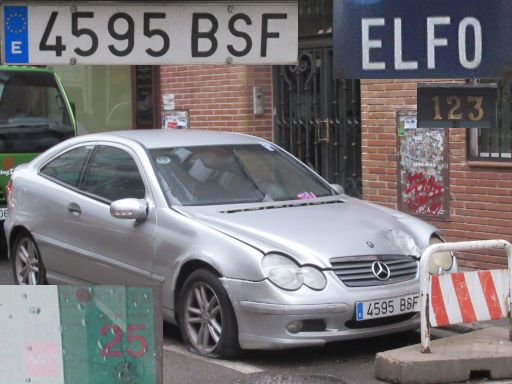 Veh&iacute;culos abandonados, verlassene Fahrzeuge, Madrid, Spanien, Mercedes-Benz C 200 Kompressor, Kennzeichen 4595 BSF, Erstzulassung Februar 2002, Calle Elfo 123, 28027 Madrid im November 2025