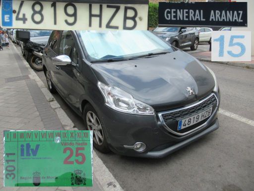 Veh&iacute;culos abandonados, verlassene Fahrzeuge, Madrid, Spanien, Peugeot 208 eHDi, Kennzeichen 4819 HZB, Erstzulassung August 2014, Calle General Aranaz 15, 28027 Madrid im Oktober 2026