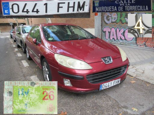 Veh&iacute;culos abandonados, verlassene Fahrzeuge, Madrid, Spanien, Peugeot 407, Kennzeichen 0441 FHM, Erstzulassung November 2006, Calle Marquesa de Torrecilla 4, 28027 Madrid im Oktober 2026