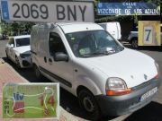 Vehículos abandonados, verlassene Fahrzeuge, Madrid, Spanien, Renault Kangoo, Kennzeichen 2069 BNY, Erstzulassung November 2001, Calle Vizconde de los Asilos 7, 28027 Madrid im September 2025
