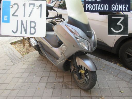 Veh&iacute;culos abandonados, verlassene Fahrzeuge, Madrid, Spanien, Motorroller Honda Forza, Kennzeichen 2171 JNB, Erstzulassung April 2016, Calle Protasio Gomez 3, 28027 Madrid im September 2026