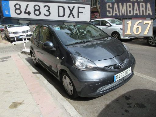 Veh&iacute;culos abandonados, verlassene Fahrzeuge, Madrid, Spanien, Toyota Aygo, Kennzeichen 8483 DXF, Erstzulassung Januar 2005, Calle Sambara 167, 28027 Madrid im September 2026