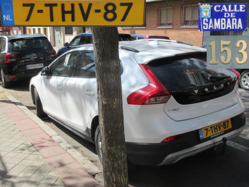 Veh&iacute;culos abandonados, verlassene Fahrzeuge, Madrid, Spanien, Volvo V40 D2, Kennzeichen Niederlande 7-THV-87, Erstzulassung unbekannt, Calle Sambara 153, 28027 Madrid im September 2026