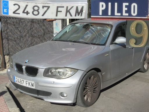 Veh&iacute;culos abandonados, verlassene Fahrzeuge, Madrid, Spanien, BMW 1er Serie, Kennzeichen 2487 FKM, Erstzulassung Januar 2007, Calle Pileo 9, 28027 Madrid im September 2026