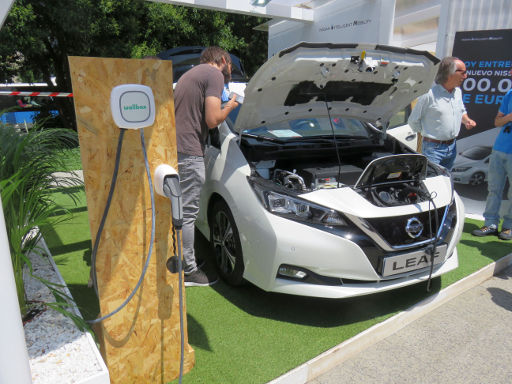 VEM Elektrofahrzeug Messe, 2018, Madrid, Spanien, Nissan Leaf Modelljahr 2018 und wallbox Ladestation