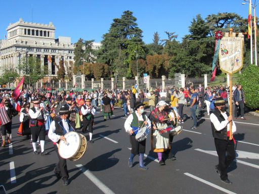 Wandertierfest 2021, Madrid, Spanien, Verband der Wanderschäferei in Trachten am Plaza de Cibeles