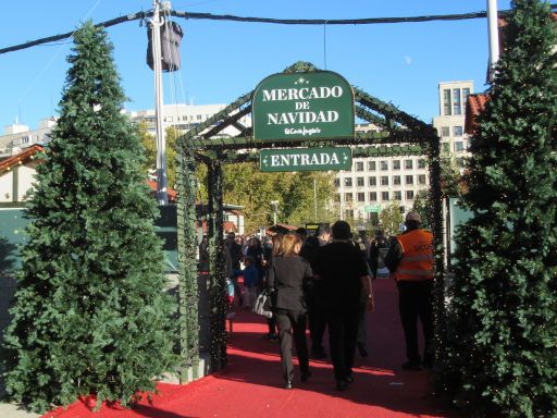 Weihnachtsmarkt El Corte Inglés 2025, Madrid, Spanien, Eingang zum Weihnachtsmarkt, Calle Raimundo Fernández Villaverde 65, 28003 Madrid