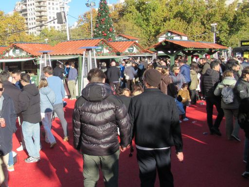 Weihnachtsmarkt El Corte Inglés 2025, Madrid, Spanien, Gelände mit ausgelegten roten Belag, Bänken und Tischen