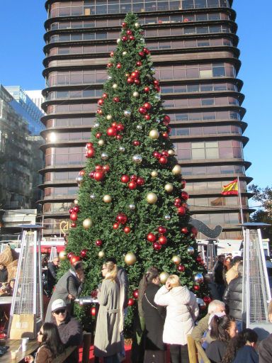 Weihnachtsmarkt El Corte Inglés 2025, Madrid, Spanien, Weihnachtsbaum mit Kugeln geschmückt