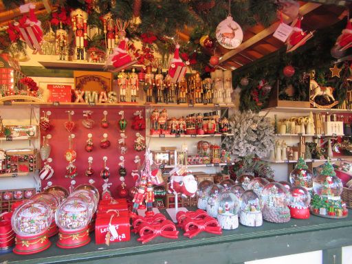 Weihnachtsmarkt El Corte Inglés 2025, Madrid, Spanien, Verkaufsstand mit Weihnachtsartikeln