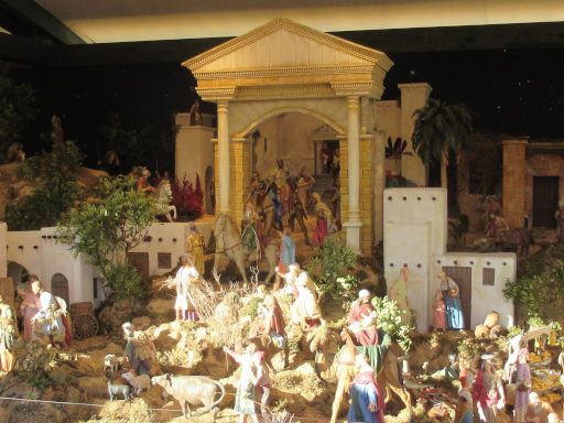 Weihnachtsmarkt El Corte Inglés 2025, Madrid, Spanien, Krippenmodel mit Dorf Bethlehem