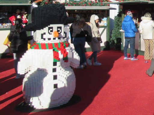 Weihnachtsmarkt El Corte Inglés 2025, Madrid, Spanien, Schneemann aus LEGO® Bausteinen