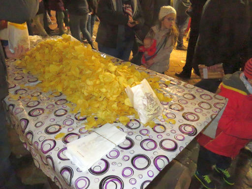 Plaza Mayor Mercado de Navidad, Madrid, Spanien, Verkaufsstand mit Kartoffelchips