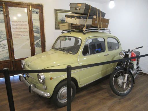 Museo Aeron&aacute;utico de M&aacute;laga, M&aacute;laga, Spanien, SEAT 600 und Motorrad